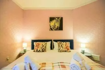 Residencia 3br 6beds Garden Free Parking Wifi Near City Centr