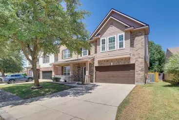 Vakantiehuisje Spacious Texas Abode W/ Deck & Fenced In Yard!