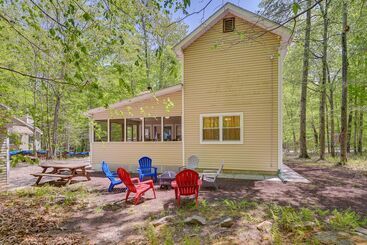 Gîte Rural Fire Pit, Kayak & Gas Grill: Pocono Lake Home!