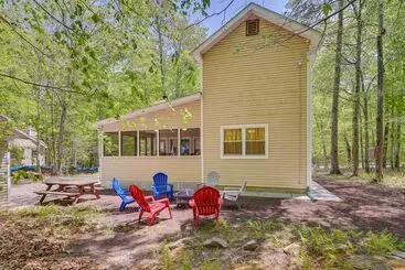 Mökkimajoitus Fire Pit, Kayak & Gas Grill: Pocono Lake Home!