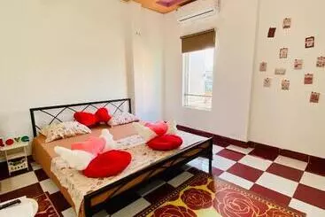 هتل Dnut S House