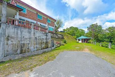 בית מלון כפרי Holiday View Inn By Oyo