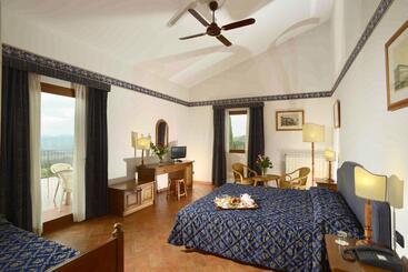 Isa Hotel With Swimming Pool Immersed In Tuscan Nature In San Donato Fronzano, Rooms With Air Condit