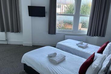 هاستل River Side Rooms