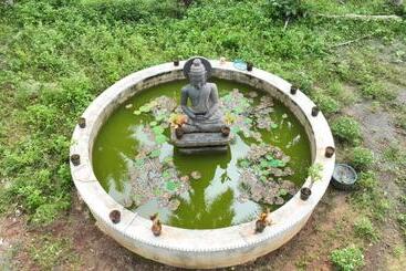 هتل Brindavanam Resort