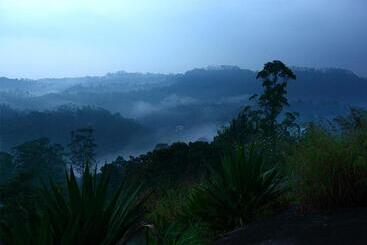 ホテル Zoz Idukki