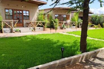 استراحتگاه Emirishoi Cottages And Garden Bistro