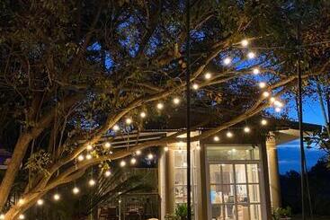 บ้านชมฟ้า   Bann Chomfah Resort & Cafe