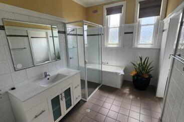 Отель Lambton Park