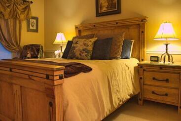 Отель Black Bear Manor