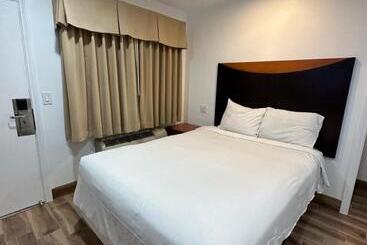 فندق Town And Country Inn