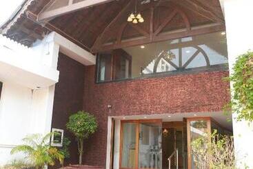 ホテル The Vijaya Palace