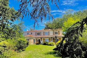 Bed and Breakfast Les 15 Chenes Chambres D Hôtes, Parc Arboré De 5000 M2 à 20km Du Puydufou Une Suite Familiale Et 3 C
