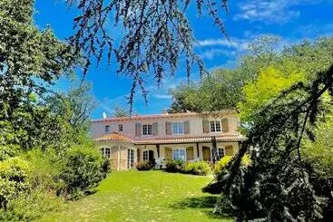 Bed and Breakfast Les 15 Chenes Chambres D Hôtes, Parc Arboré De 5000 M2 à 20km Du Puydufou Une Suite Familiale Et 3 C