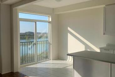 پانسیون Oshawa New Town Home