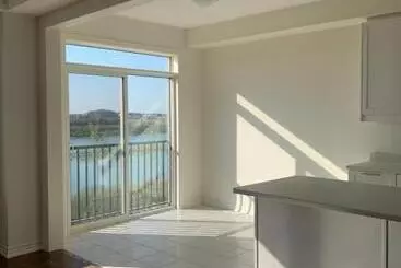Pensão Oshawa New Town Home