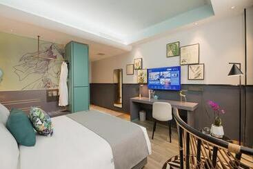 Lanou Hotel Taikoo Li Night Market Kuqa City