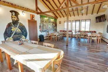 Курорт етно комплекс поп грую бански