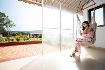 Курорт Dark Forest Retreat