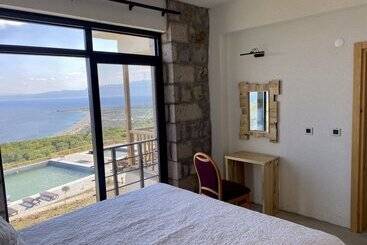 Assos Karadut Taş Otel