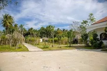 هتل Lily Bungalow