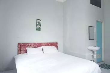 Hotelli Spot On 92458 Azeela Kost Syariah
