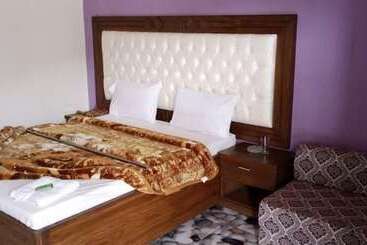 Mezban Hotel & Restaurant