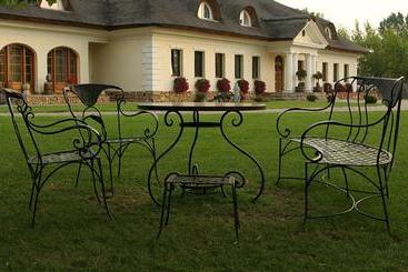 Отель Dwór Chotynia