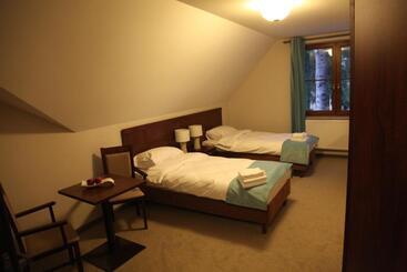 ホテル Restauracja Cztery Pory Roku