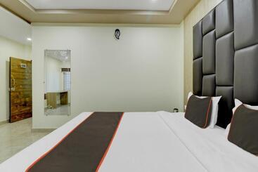 هتل Flagship Aruna Executive Inn