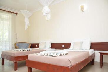 هتل Asins Holiday Inn