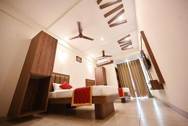 Hotel Rays Inn Boarding & Lodging