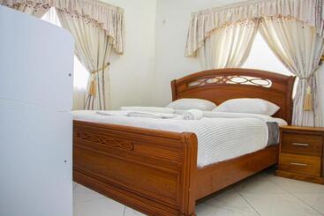 Bed and Breakfast Three Palms Home