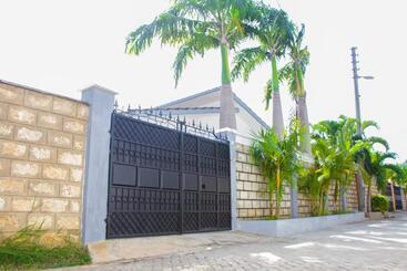 Bed and Breakfast Three Palms Home