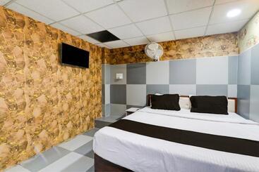 هتل Collection O Chandra Guest House