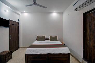 Oyo 82094 Hotel Saras Inn