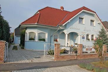 בית מלון כפרי Brigitte Guesthouse & Apartement