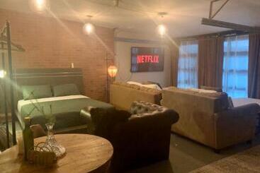 צימר Brick City Villa