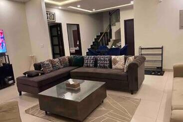 پانسیون Luxurious 2 Bedrooms In Voyage Executive Guesthouse