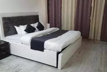 Fabhotel Royal Inn