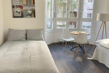 호스텔 Basel Stadt Gundeldingen Zimmer 403, Wc In The Hallway, Outside The Room