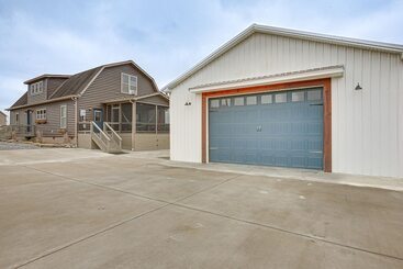 Mökkimajoitus Bethpage Home W/ Private Hot Tub & Game Room!