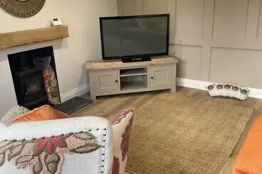 Charming 1 Bed Cottage In Brynmenyn