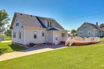 Cabane Quaint Howells Retreat   Steps From Main Street!