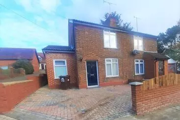 Residenssi 3 Bed House In Colchester With Parking And Wifi