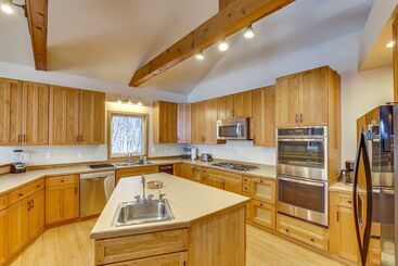 קוטג'' Wasilla Spruce Moose Cabin: Lakefront + Hot Tub!