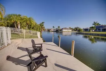 Vakantiehuisje Dock & Fenced Yard: Canal Front Cape Coral Home!
