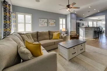 Mökkimajoitus Charming Gilbert Home W/ Patio & Putting Green!