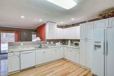 Mökkimajoitus Cozy Michigan Retreat Near Sleeping Bear Dunes!
