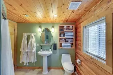 Mökkimajoitus Dreamy Alpine Cabin W/ Hot Tub, Fireplace & More!